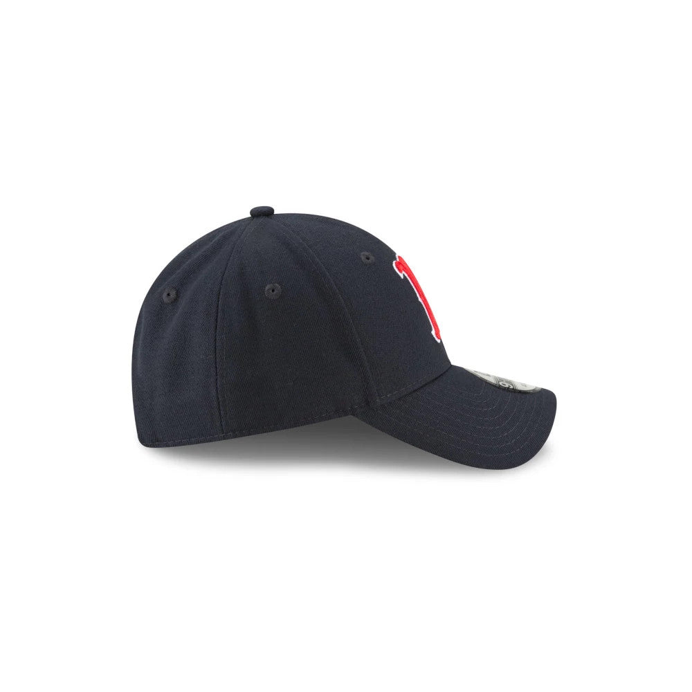 Boston Red Sox The League Blue New Era 9FORTY Cap, side view showing the embroidered red B logo on the front panel, a structured dark blue crown with air-vent eyelets and a curved visor with 9FORTY size sticker.