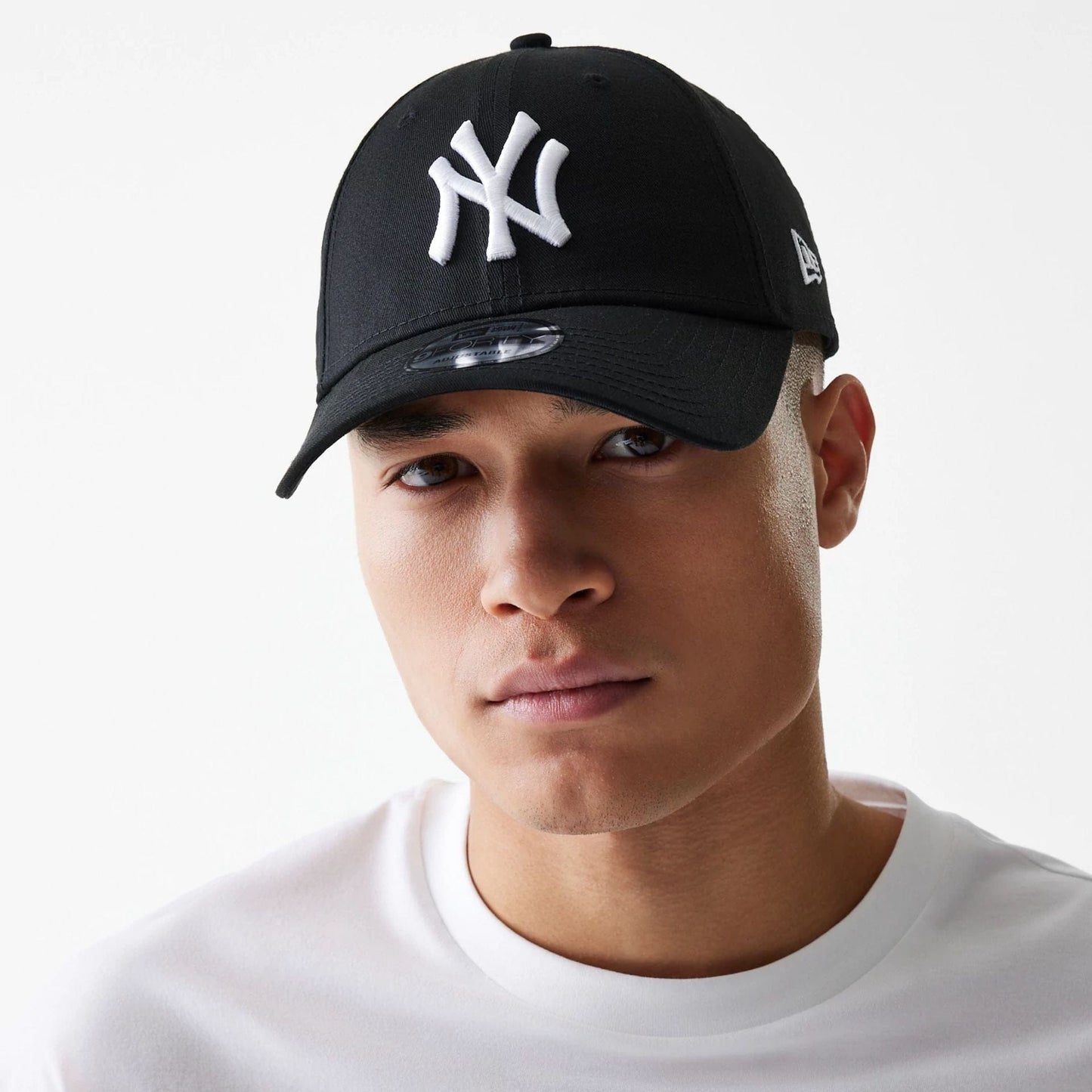 This is a New York Yankees Essential Black 9FORTY Cap 4