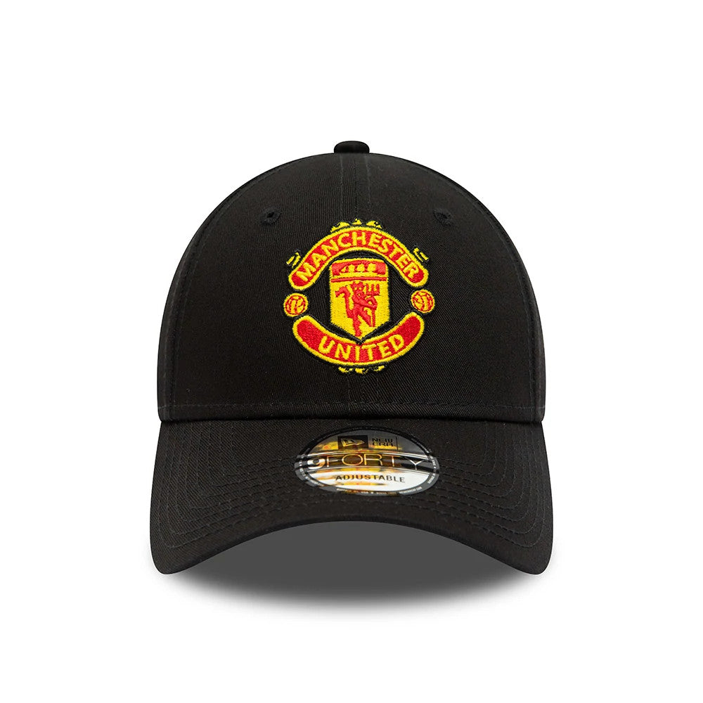 Manchester United FC Youth Core Black New Era 9FORTY Adjustable Cap, front view showing the raised embroidered club crest logo on the structured black crown, with a 9FORTY size sticker on the curved visor.