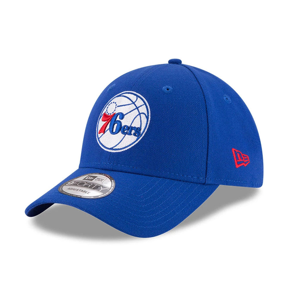 Philadelphia 76ers The League Blue New Era 9FORTY Cap, three-quarter view showing the raised 76ers logo embroidered on the front panel, with a curved visor and 9FORTY size sticker, red New Era flag logo on the left side.