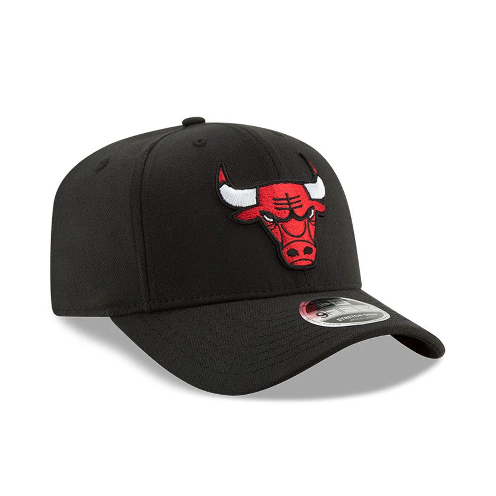 Chicago Bulls Black New Era 9FIFTY Stretch Snap Cap, three-quarter view with the red and white raised embroidery Bulls logo on the front, black structured crown, pre-curved visor and 9FIFTY size sticker.