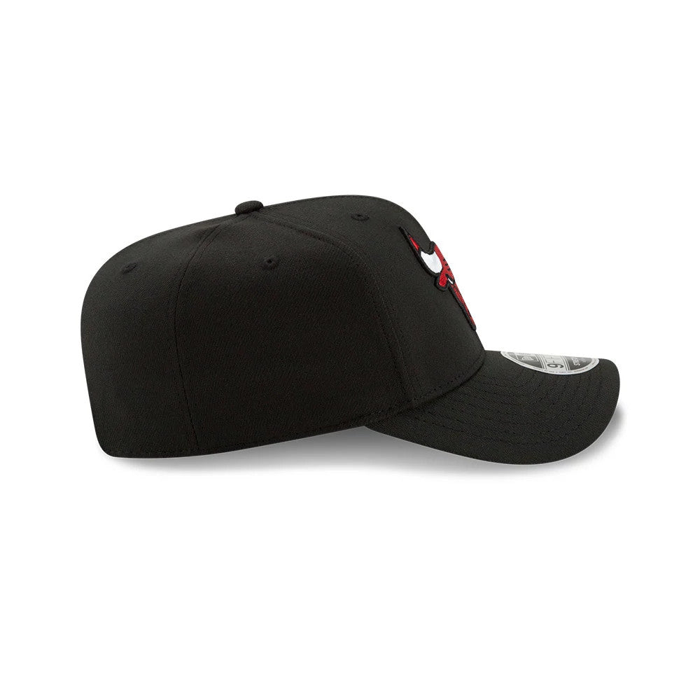 Chicago Bulls Black New Era 9FIFTY Stretch Snap Cap, side view showing the red and white embroidered Bulls logo on the front panel, with a curved visor and a 9FIFTY size sticker on top of the black visor.