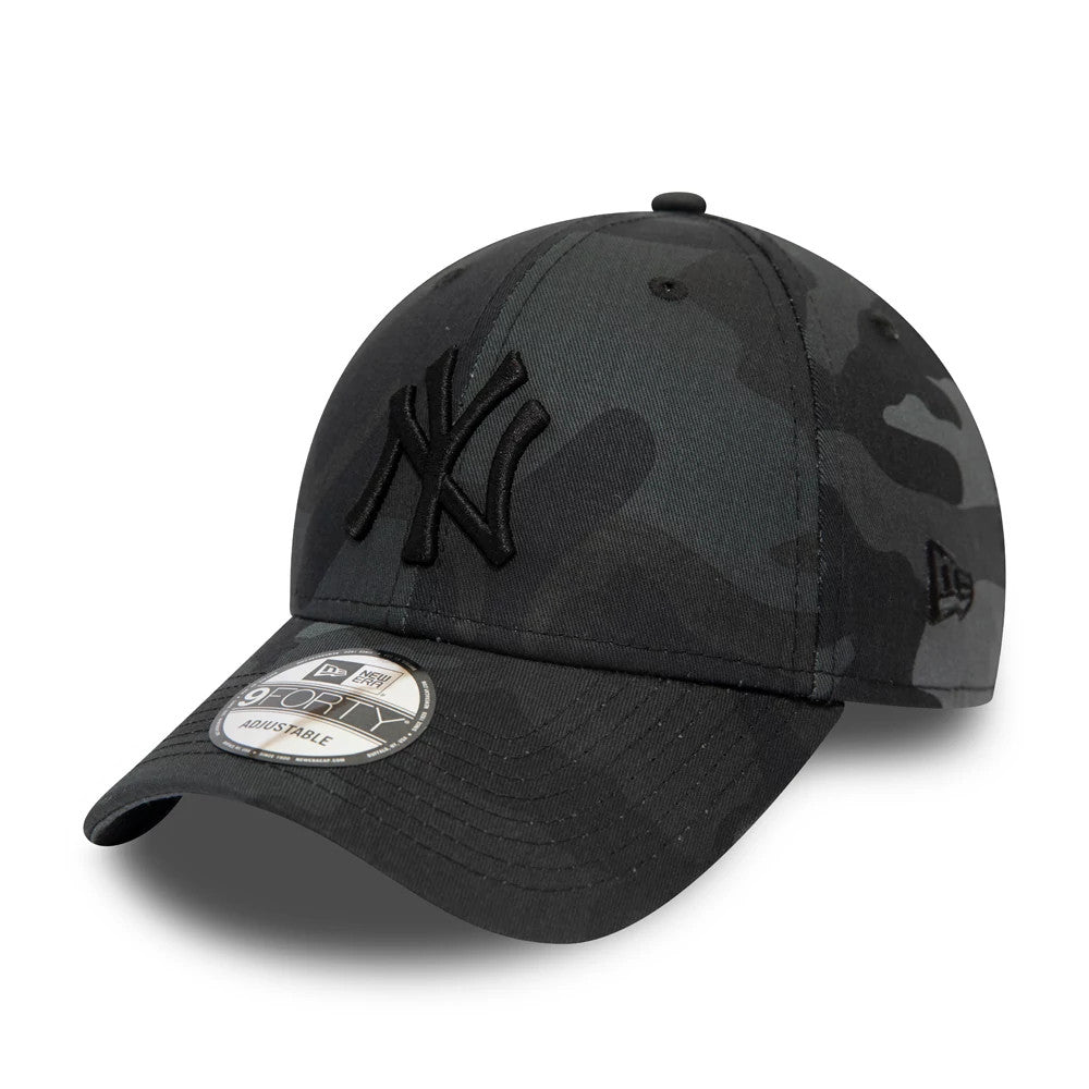 New York Yankees Essential Camo New Era 9FORTY Cap, three-quarter view showing a black raised embroidery Yankees logo on the front panel, black camouflage pattern, grey 9FORTY size sticker on the black curved visor.