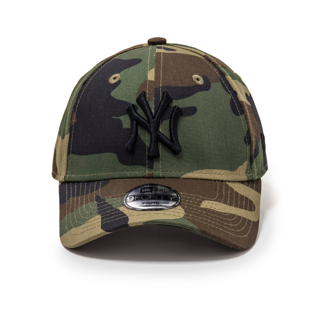 New York Yankees Essential Kids Camo New Era 9FORTY Cap, front view showing the raised black embroidered NY logo on the structured camo crown, with a 9FORTY size sticker centred on the camo visor.