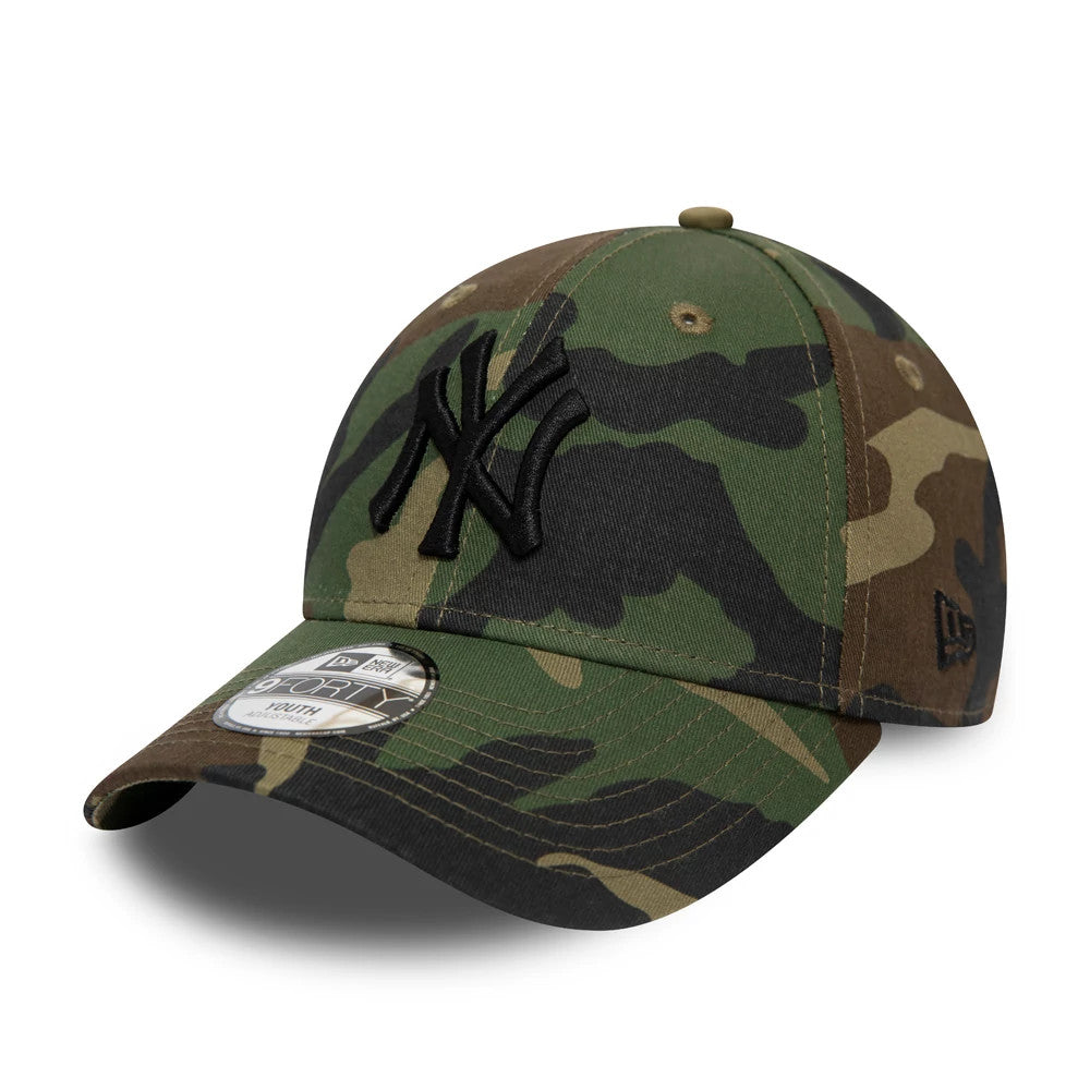 New York Yankees Essential Kids Camo New Era 9FORTY Cap, front view showing the raised black NY logo on the camouflage front panel, curved visor with a 9FORTY size sticker, and the New Era flag logo on the left side.