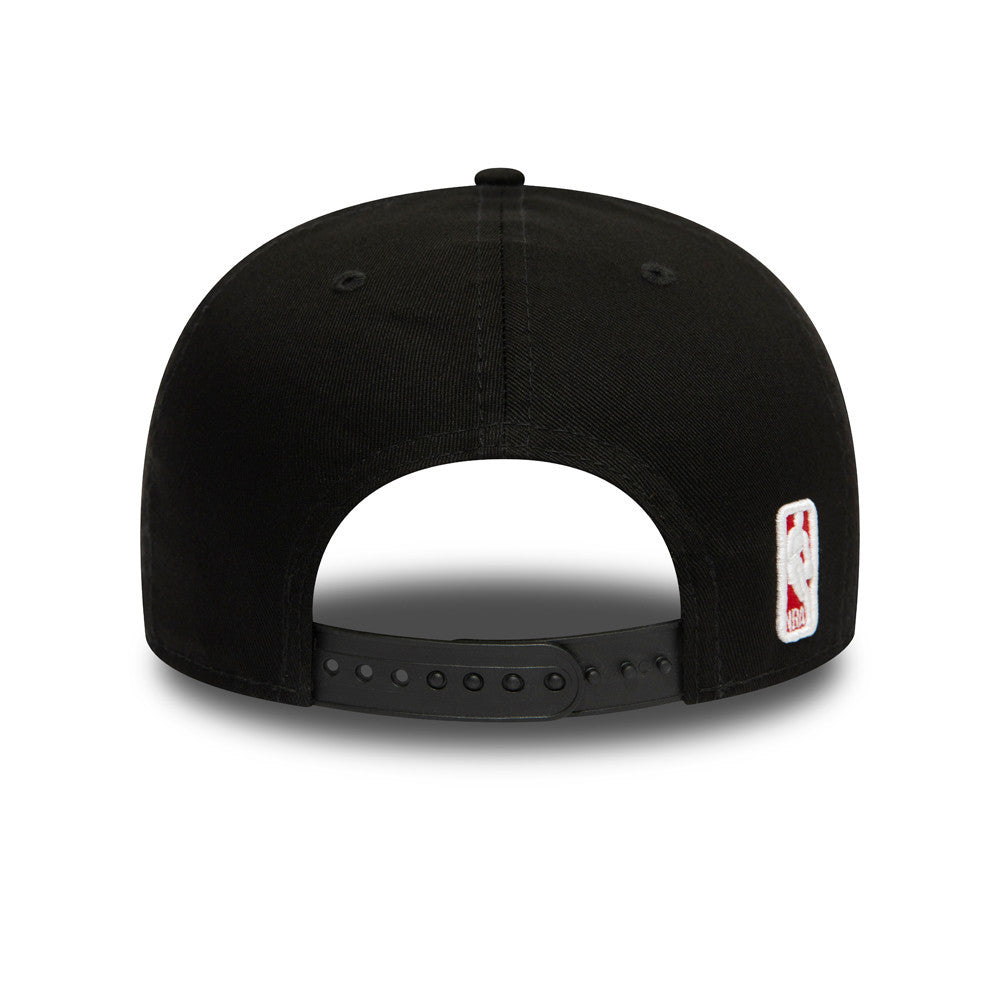 Chicago Bulls Logo Black New Era 9FIFTY Cap, rear view showing the white and red embroidered NBA logo on the left side of the black crown, with an adjustable snap closure for a customised fit.