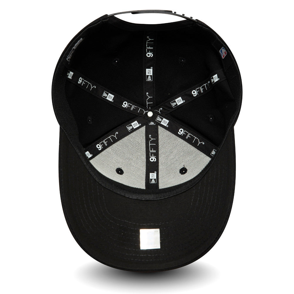 Chicago Bulls Tonal Black New Era 9FIFTY Stretch Snap Cap, inside view showing the black 9FIFTY taping, white sweatband and two-tone grey undervisor, complete with a sticker on the underside of the visor.