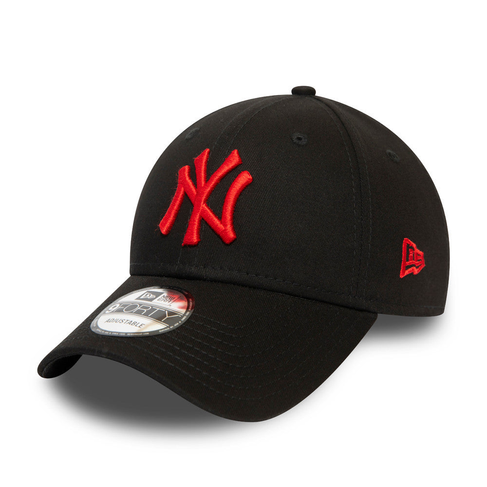New York Yankees Essential Logo Black New Era 9FORTY Cap, three-quarter view showing raised red NY logo embroidery on the front panel, a matching red New Era flag logo on the left side and a 9FORTY size sticker on the curved visor.