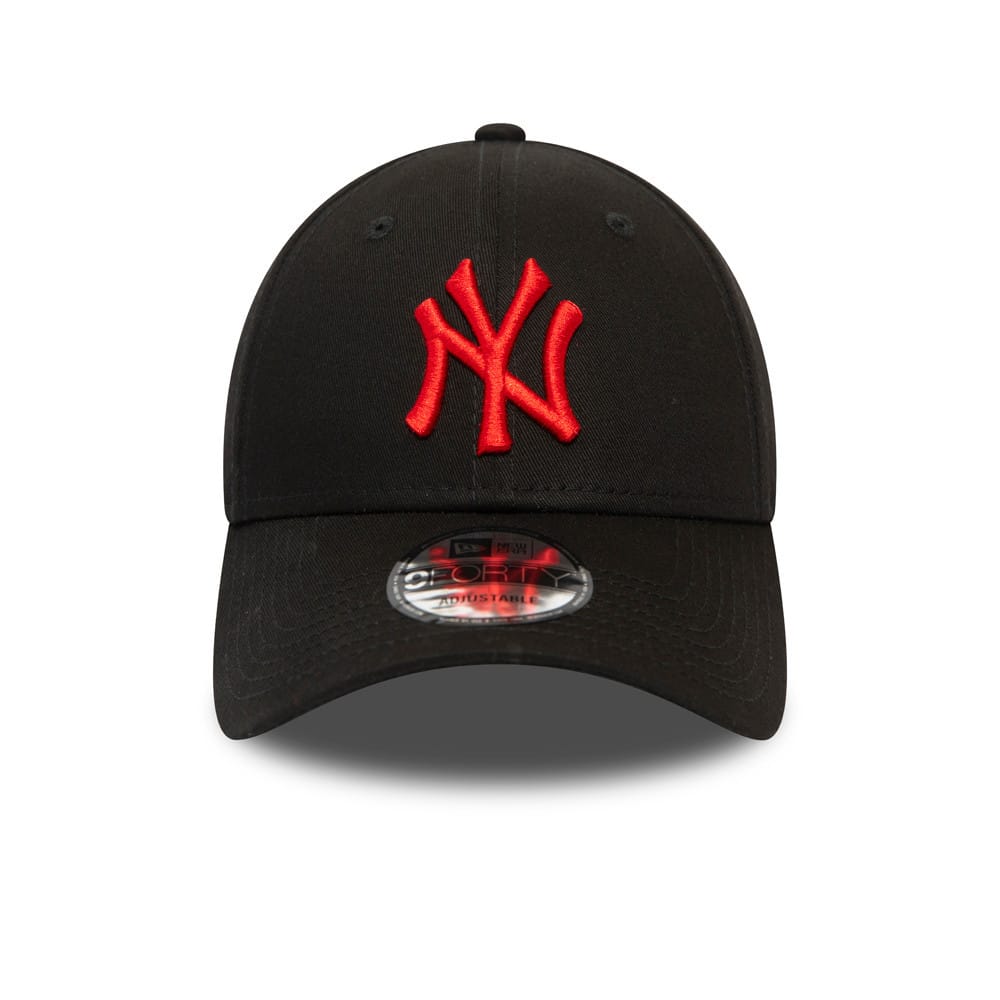 New York Yankees Essential Logo Black New Era 9FORTY Cap, front view showing a raised red NY logo on the structured crown with black eyelets and a curved visor featuring a 9FORTY size sticker at the centre.