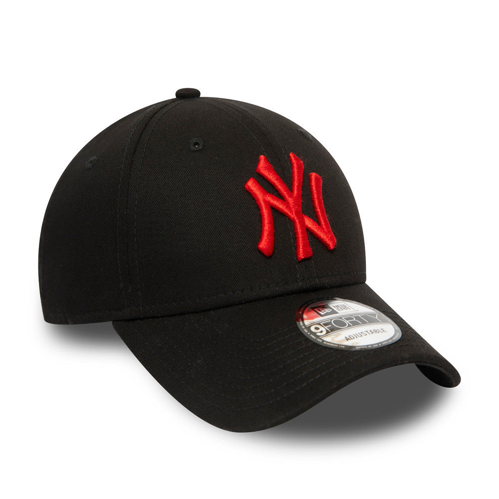 New York Yankees Essential Logo Black New Era 9FORTY Cap, front view with a raised red NY logo embroidered on the front panel, curved visor and 9FORTY size sticker, black eyelets and top button.