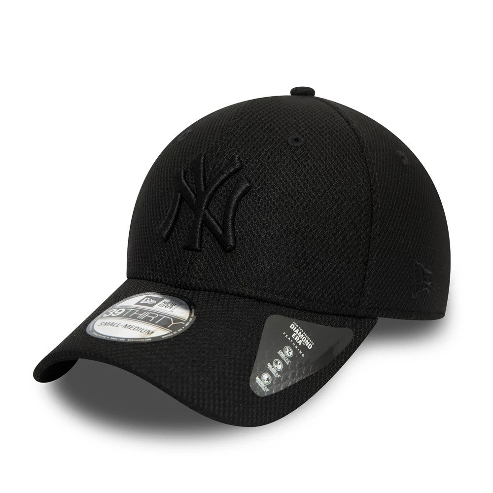 New York Yankees Diamond Era Black New Era 39THIRTY Cap, front view showing raised black NY logo embroidery on the front panel, with a curved black visor featuring a 39THIRTY size sticker and a New Era flag logo on the left side.