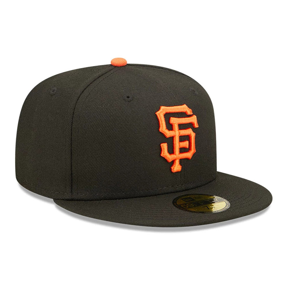 San Francisco Giants Authentic On Field Game Black New Era 59FIFTY Cap, three-quarter view showing the raised orange SF logo on the structured black crown, with the orange top button and gold 59FIFTY size sticker on the black visor.