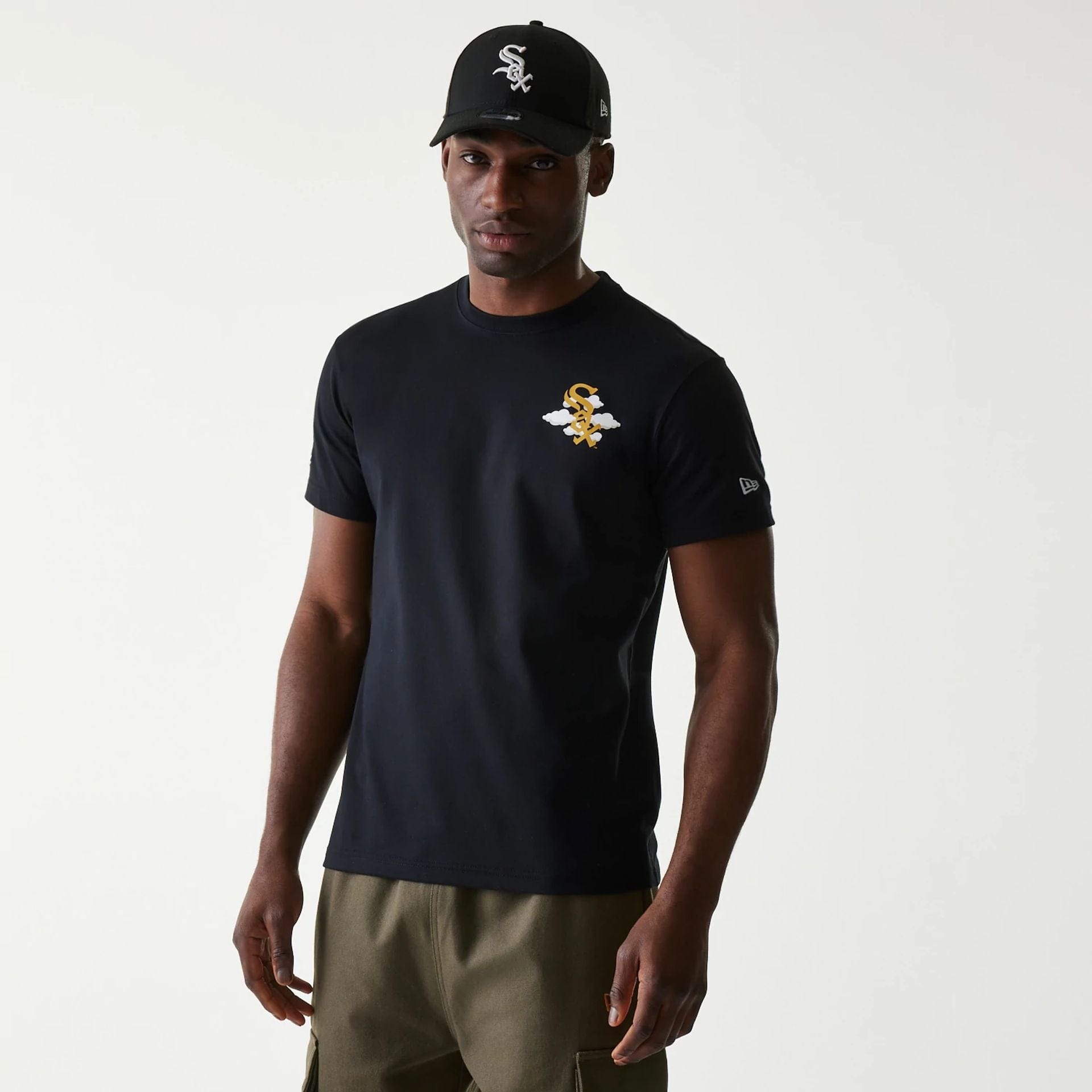 The Male model is wearing Chicago White Sox MLB 59FIFTY Pack Cloud Black T-Shirt 1