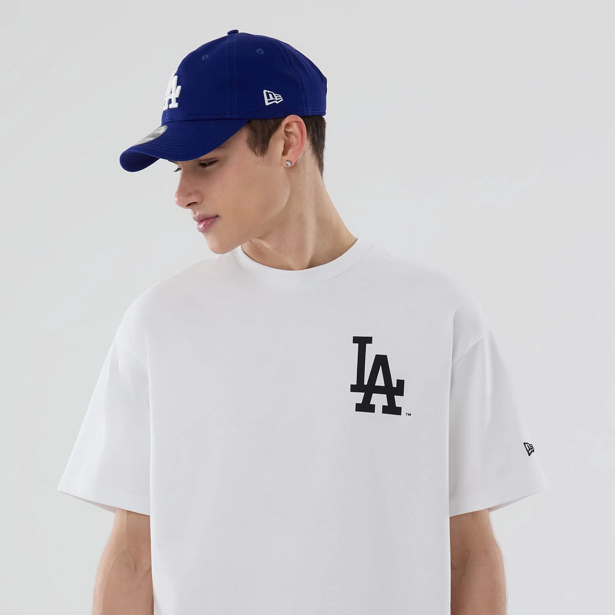 The model is wearing this MLB LA Dodgers T-Shirt in white. 5