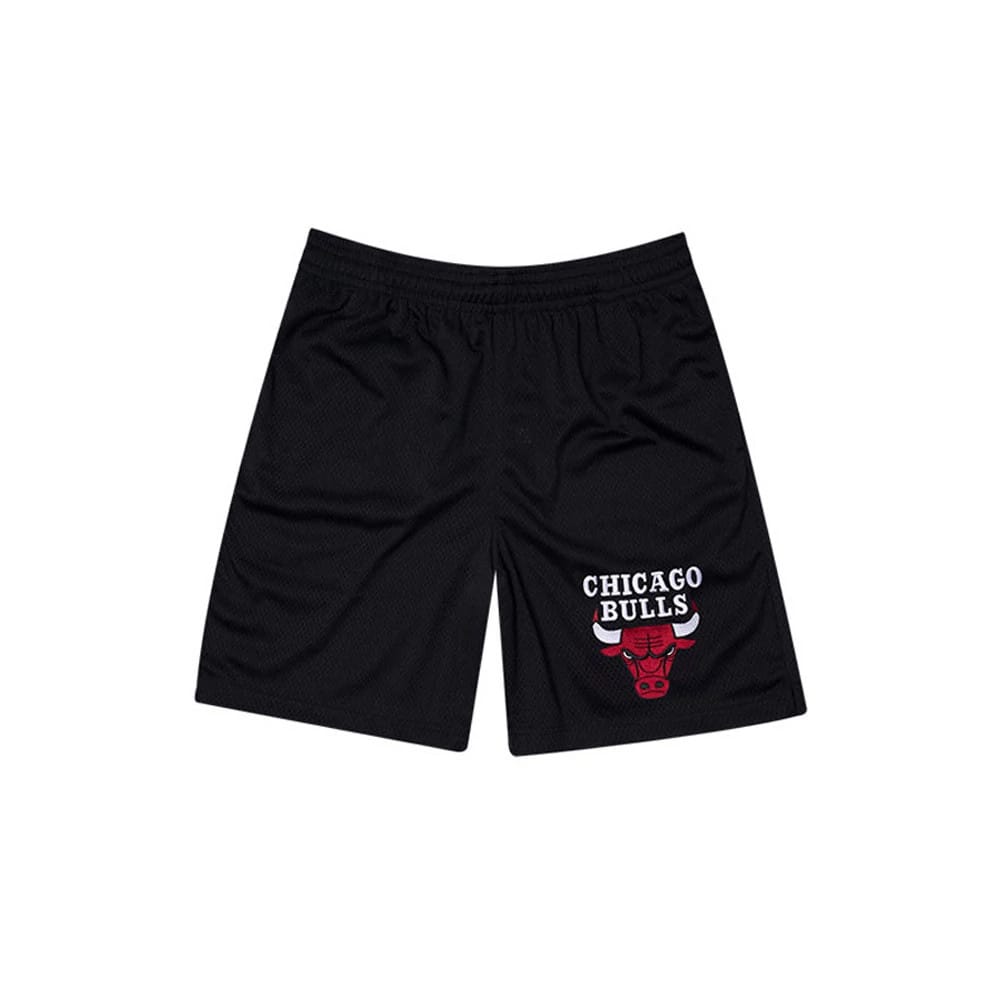 The model is wearing these NBA Mesh Chicago Bulls Oversized Shorts in black. 1