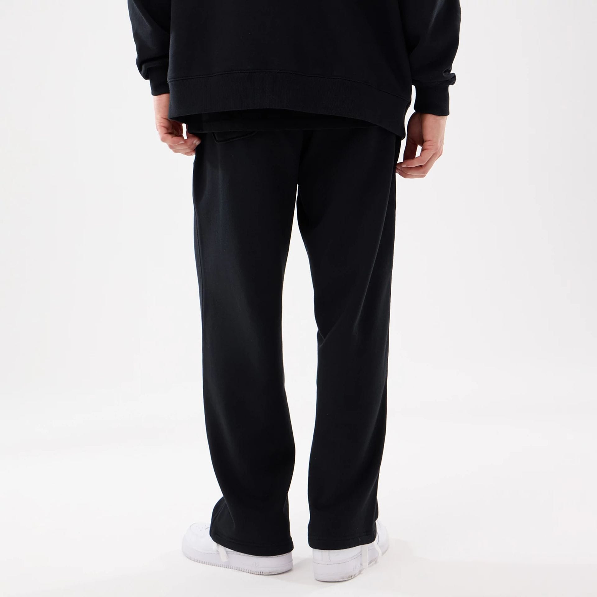 The model is wearing this MLB Comfort New York Mets Joggers in black. 2