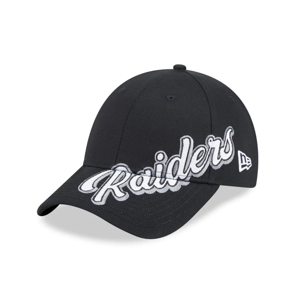 Las Vegas Raiders NFL Mix League Black New Era 9FORTY Adjustable Cap, front view with raised white Raiders script embroidery across the front panels and black structured crown, featuring the New Era flag logo on the left side.
