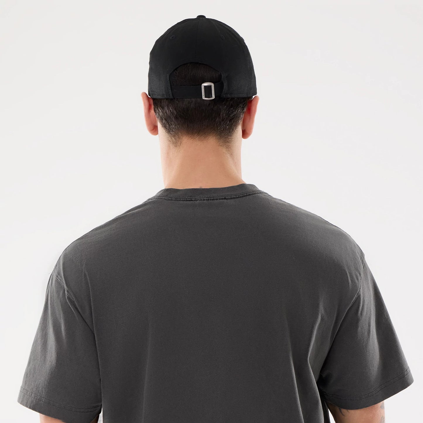 The model is wearing this NBA Shadow Pop Chicago Bulls T-Shirt in black. 7