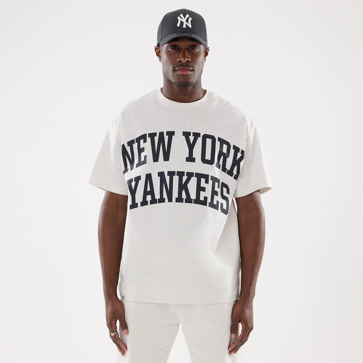 The model is wearing this MLB Comfort New York Yankees T-Shirt in grey. 1