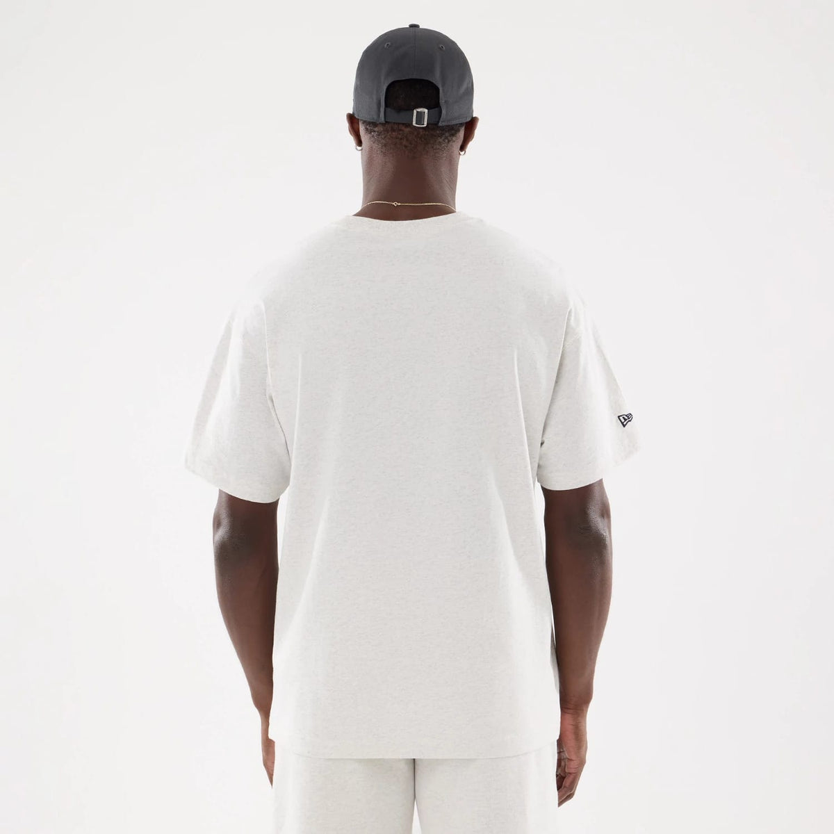 The model is wearing this MLB Comfort New York Yankees T-Shirt in grey. 2