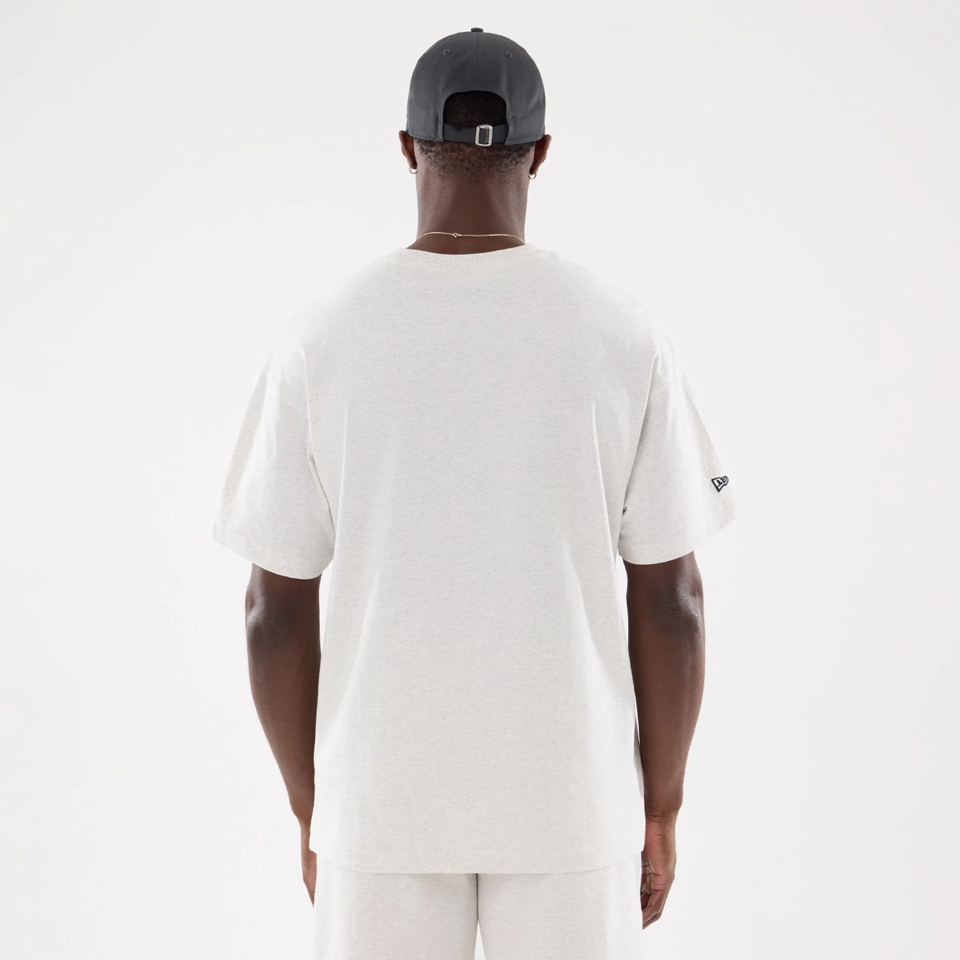 The model is wearing this MLB Comfort New York Yankees T-Shirt in grey. 2