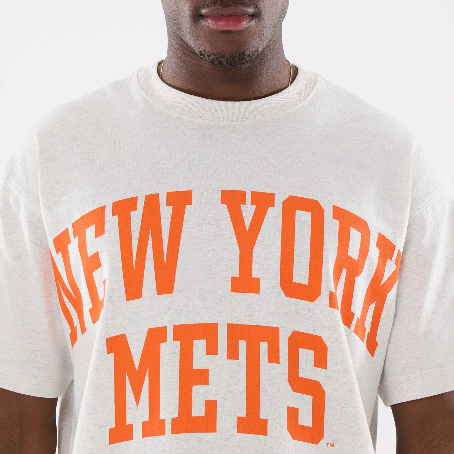 The model is wearing this MLB Comfort New York Mets T-Shirt in grey. 3