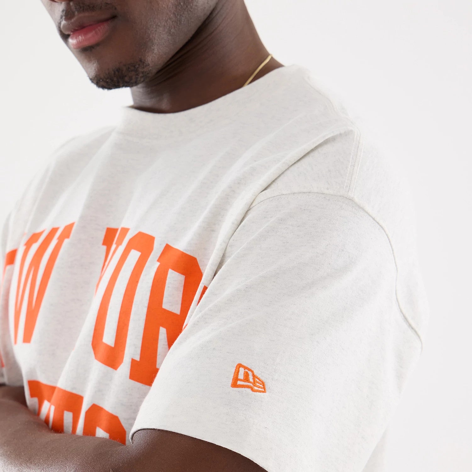 The model is wearing this MLB Comfort New York Mets T-Shirt in grey. 4