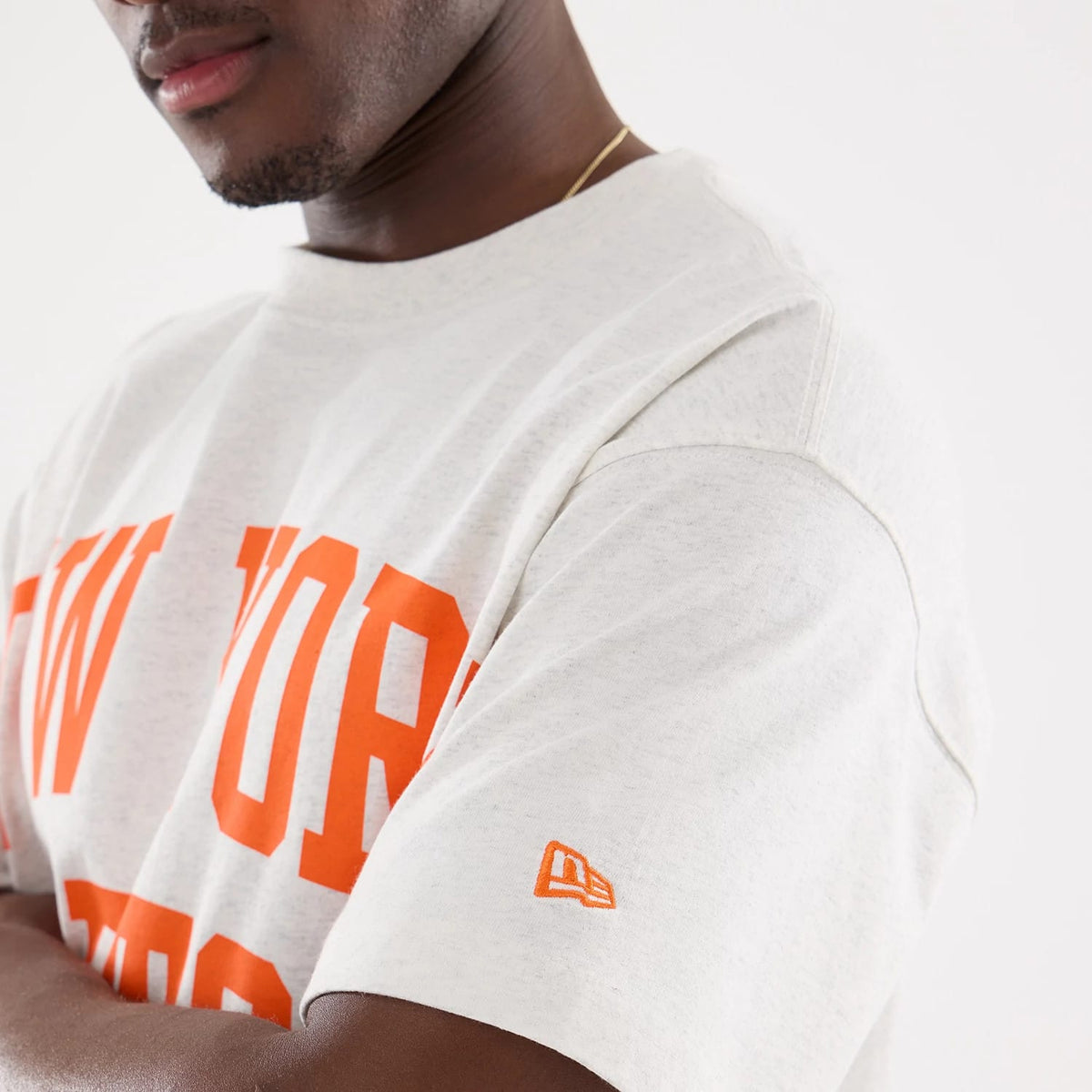 The model is wearing this MLB Comfort New York Mets T-Shirt in grey. 4
