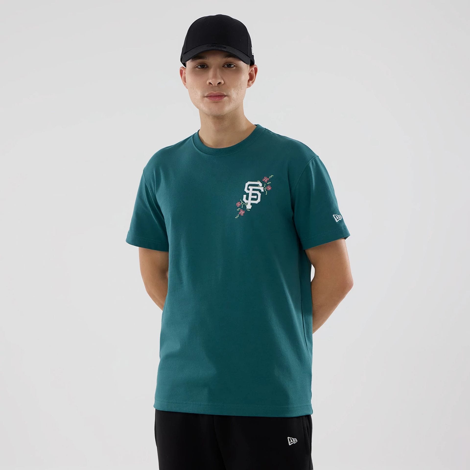 The model is wearing this MLB Garden San Francisco Giants T-Shirt in dark green. 1