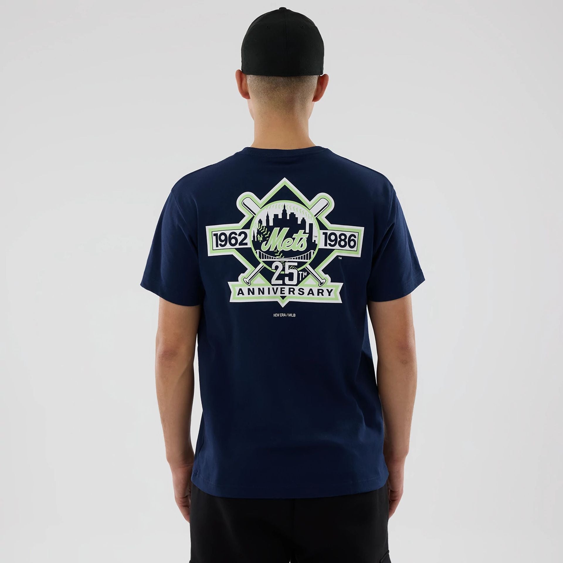 The model is wearing this MLB Garden New York Mets T-Shirt in blue. 2