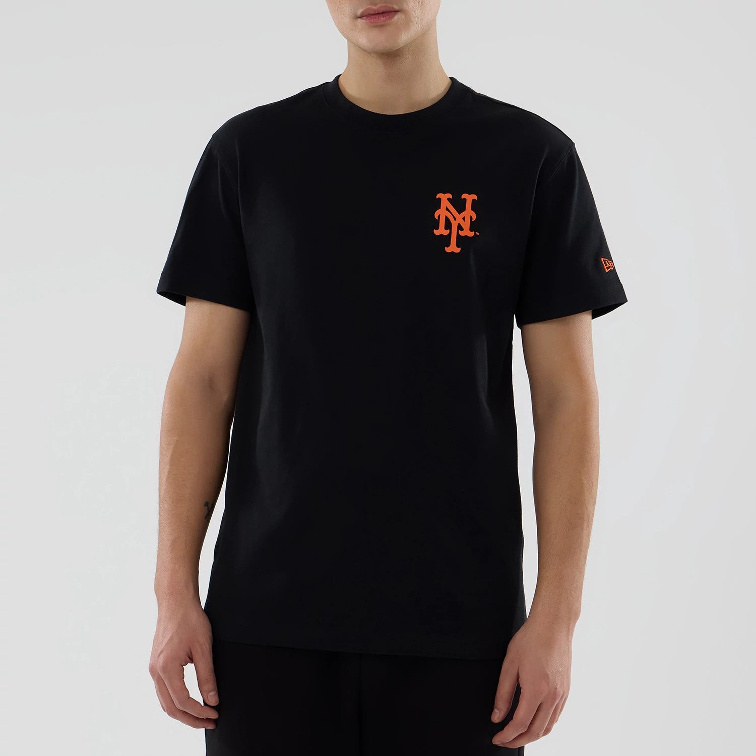 The model is wearing this MLB City Series New York Mets T-Shirt in black. 4