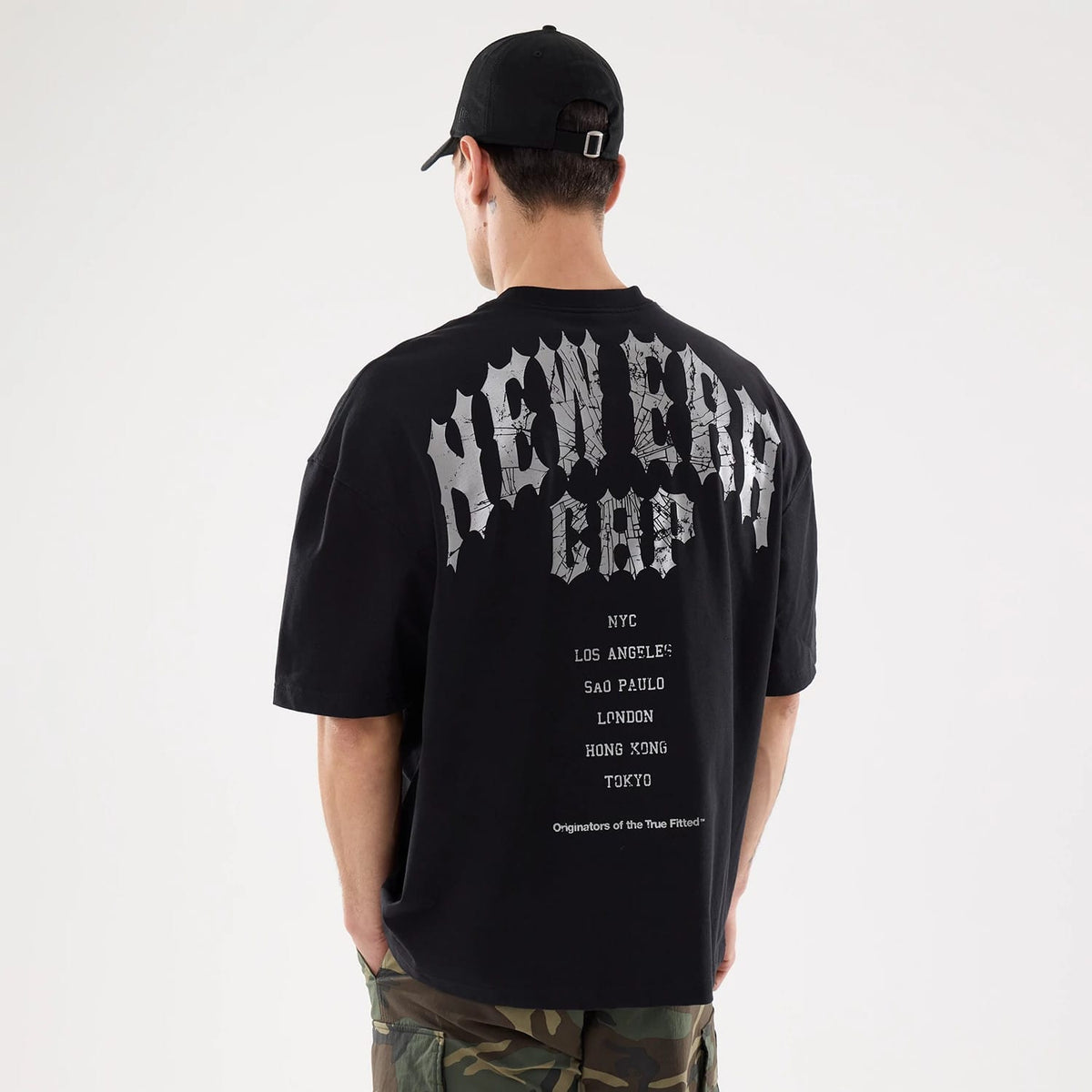 The model is wearing this New Era Street Archived City Oversized T-Shirt in black. 2