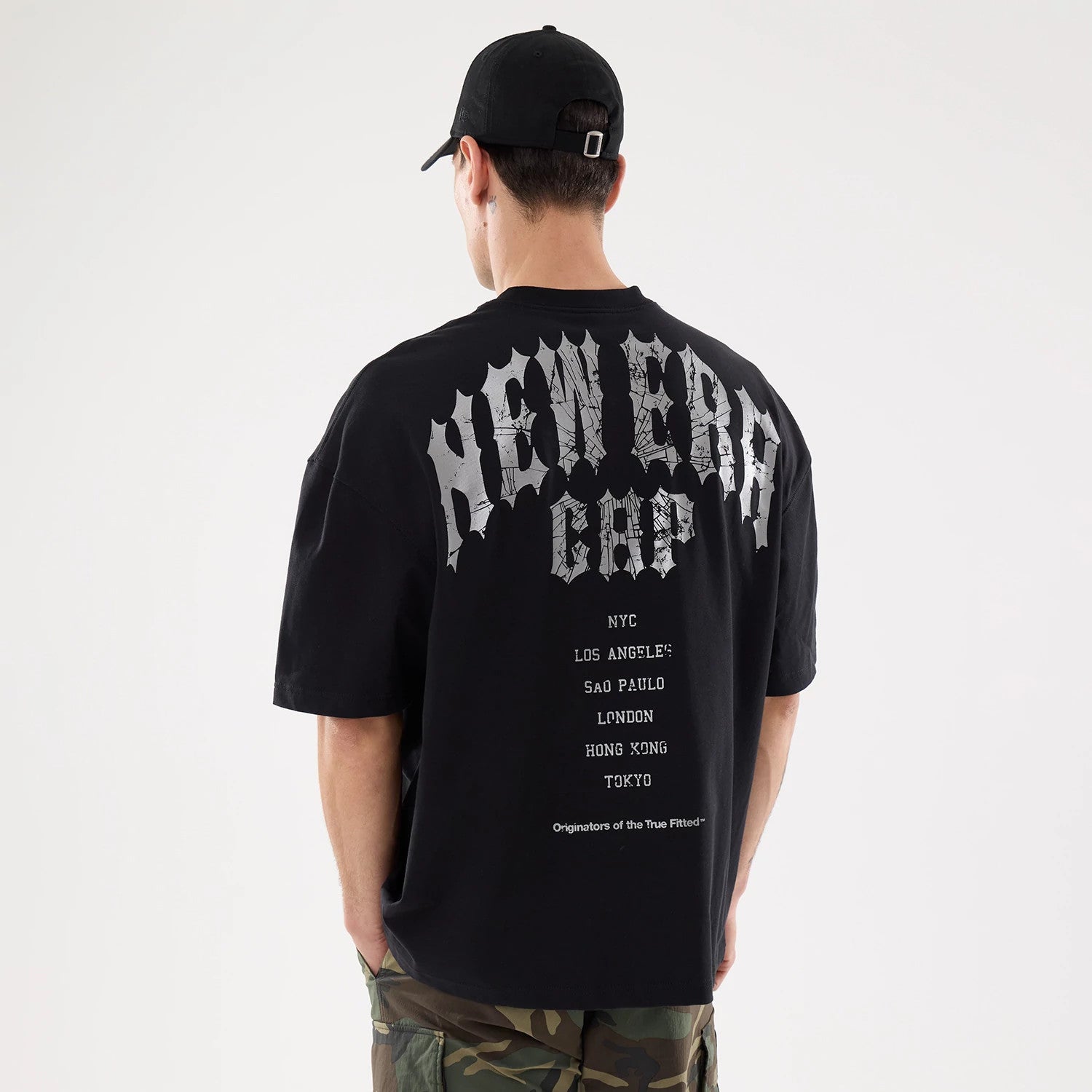 The model is wearing this New Era Street Archived City Oversized T-Shirt in black. 2