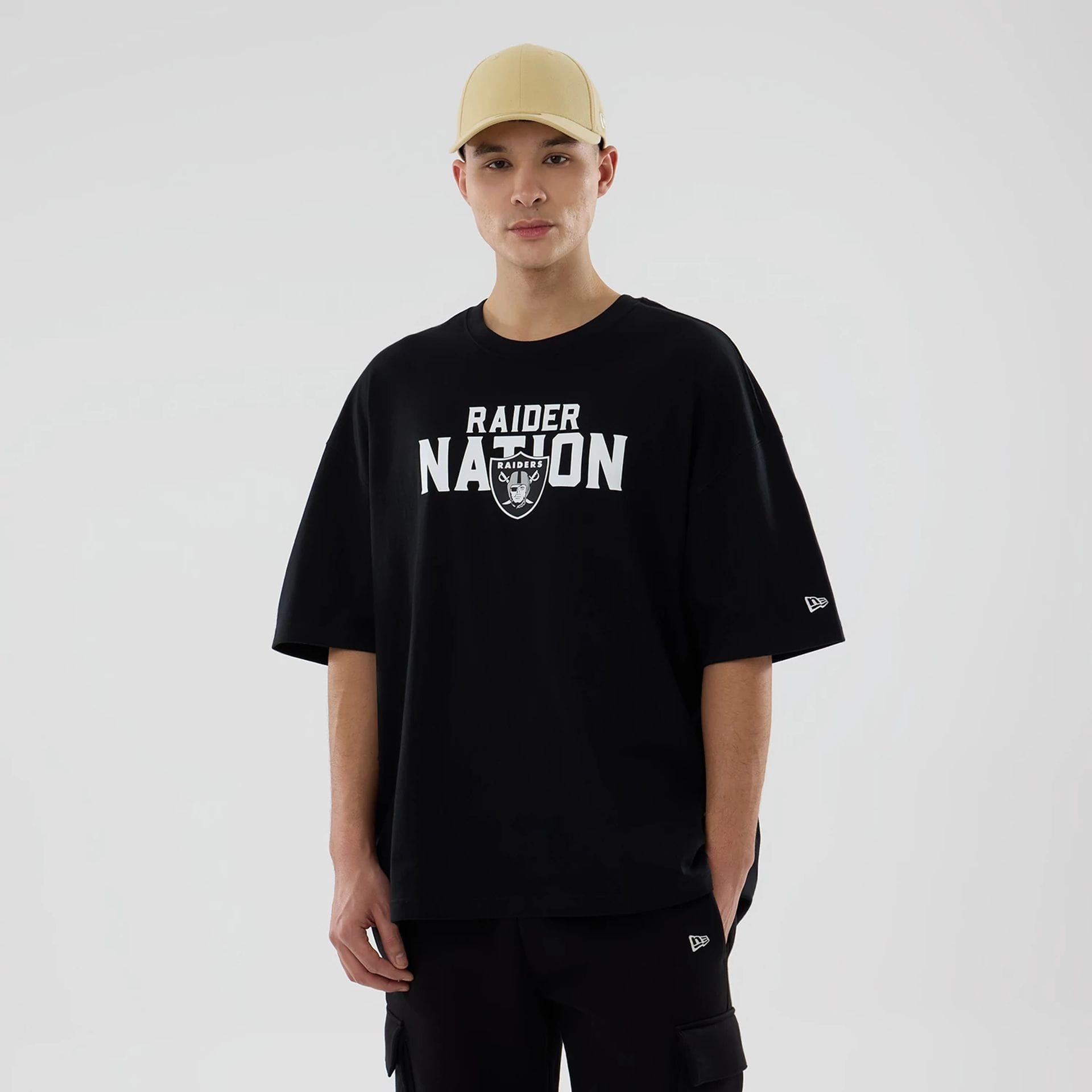 The model is wearing this NFL Rivalry Las Vegas Raiders Oversized T-Shirt in black. 1