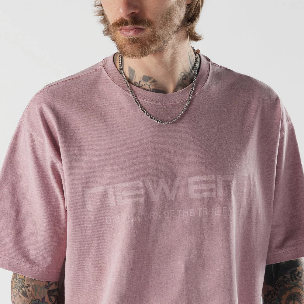The model is wearing this New Era Originators T-Shirt in pink. 3