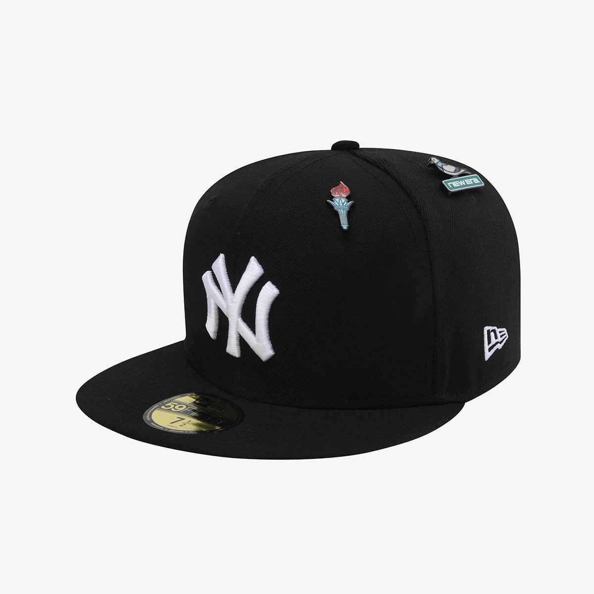 Pictured is this MLB 59FIFTY Day New York Yankees 59FIFTY Fitted cap in black. 2