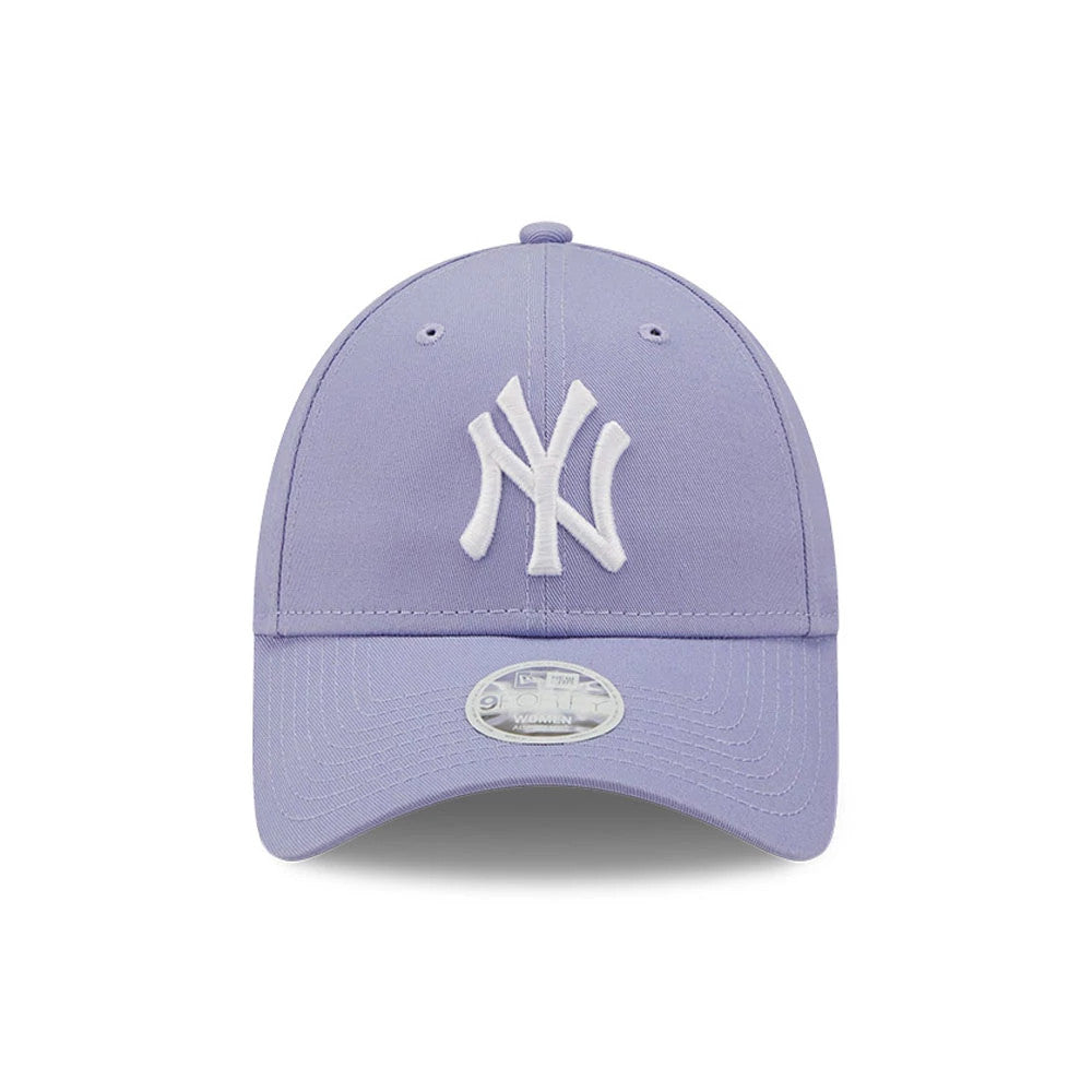 New York Yankees League Essentials Womens Lilac New Era 9FORTY Adjustable Cap, front view showing raised white embroidered NY logo on the front panel and a 9FORTY size sticker centred on the curved visor.