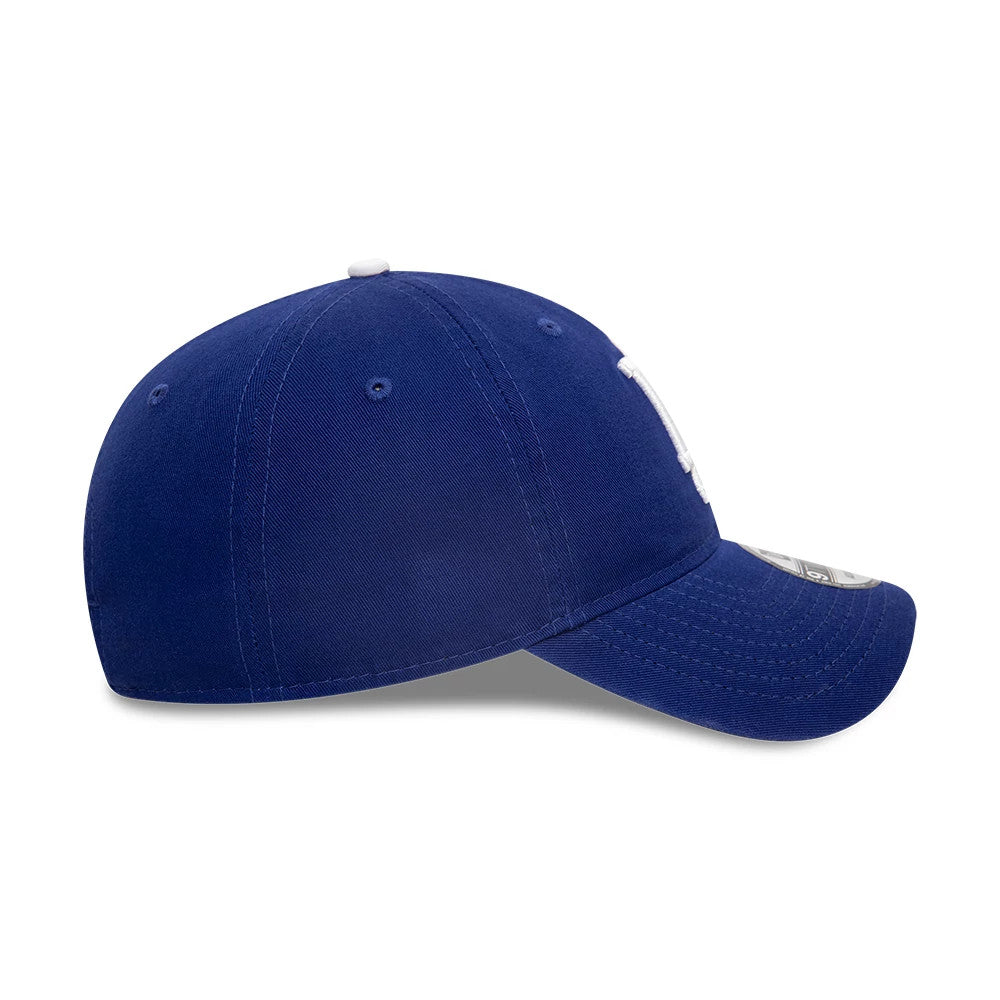 LA Dodgers MLB Core Classic Dark Blue New Era 9TWENTY Adjustable Cap, side view showing the structured dark blue crown with embroidered eyelets, curved visor and the white top button, featuring the 9TWENTY size sticker on the visor.