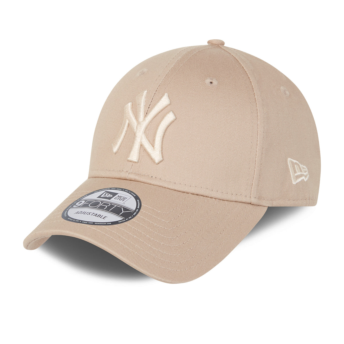 New York Yankees MLB Colour Essentials Beige New Era 9FORTY Cap, three-quarter view with raised beige NY logo on the front panel, curved beige visor featuring a 9FORTY size sticker and the New Era flag logo embroidered on the left side.