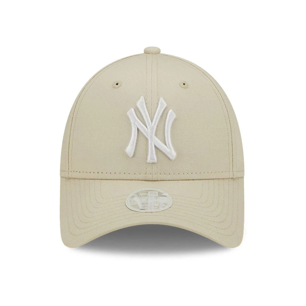 New York Yankees Womens League Essential Light Beige New Era 9FORTY Adjustable Cap, front view with raised white embroidered NY logo on the front panel and a 9FORTY size sticker on the light beige curved visor.