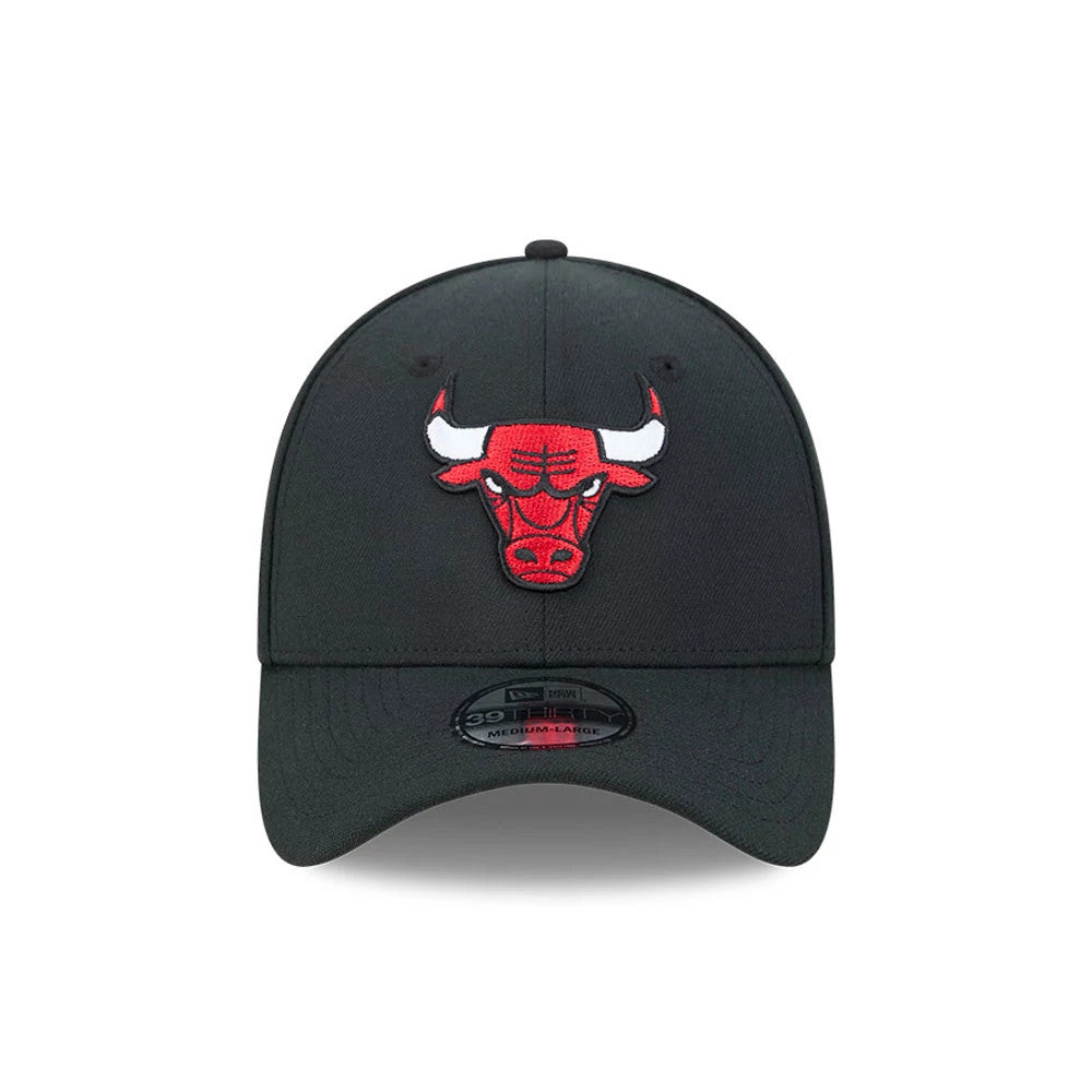 Chicago Bulls NBA Evergreen Black New Era 39THIRTY Stretch Fit Cap, front view with raised red and white embroidered Bulls logo on the front panel, curved visor and black 39THIRTY size sticker on the visor.