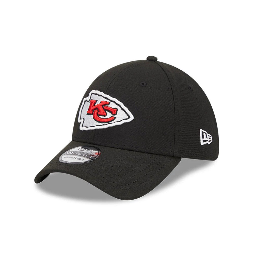 Kansas City Chiefs NFL Evergreen Black New Era 39THIRTY Stretch Fit Cap, three-quarter view showing the red and white team logo on the front panel, curved black visor with 39THIRTY size sticker, and New Era flag logo on the left side.