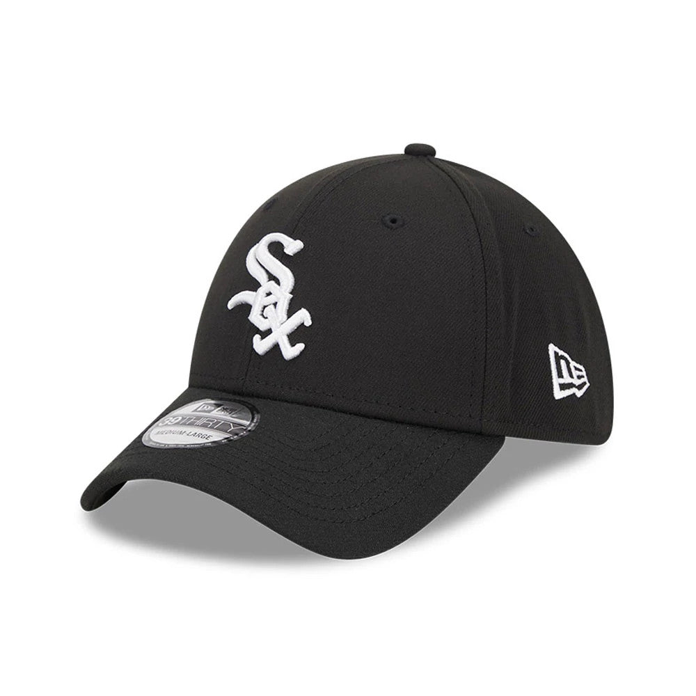 Chicago White Sox MLB Evergreen Black New Era 39THIRTY Stretch Fit Cap, three-quarter view showing the raised white Sox logo on the front panel, curved visor with a 39THIRTY size sticker, and New Era flag logo on the left side.