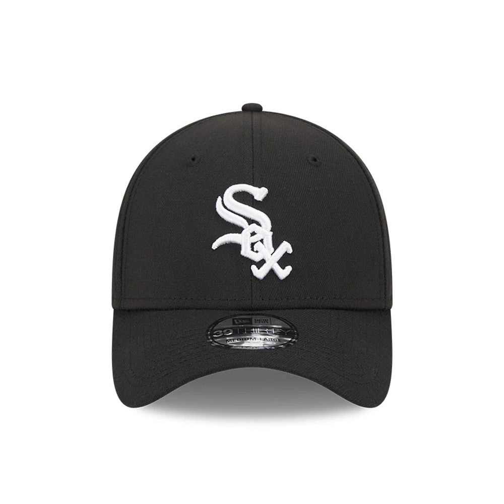 Chicago White Sox MLB Evergreen Black New Era 39THIRTY Stretch Fit Cap, front view showing the raised white Sox logo embroidered on the front panel with a curved black visor and a 39THIRTY size sticker on top.