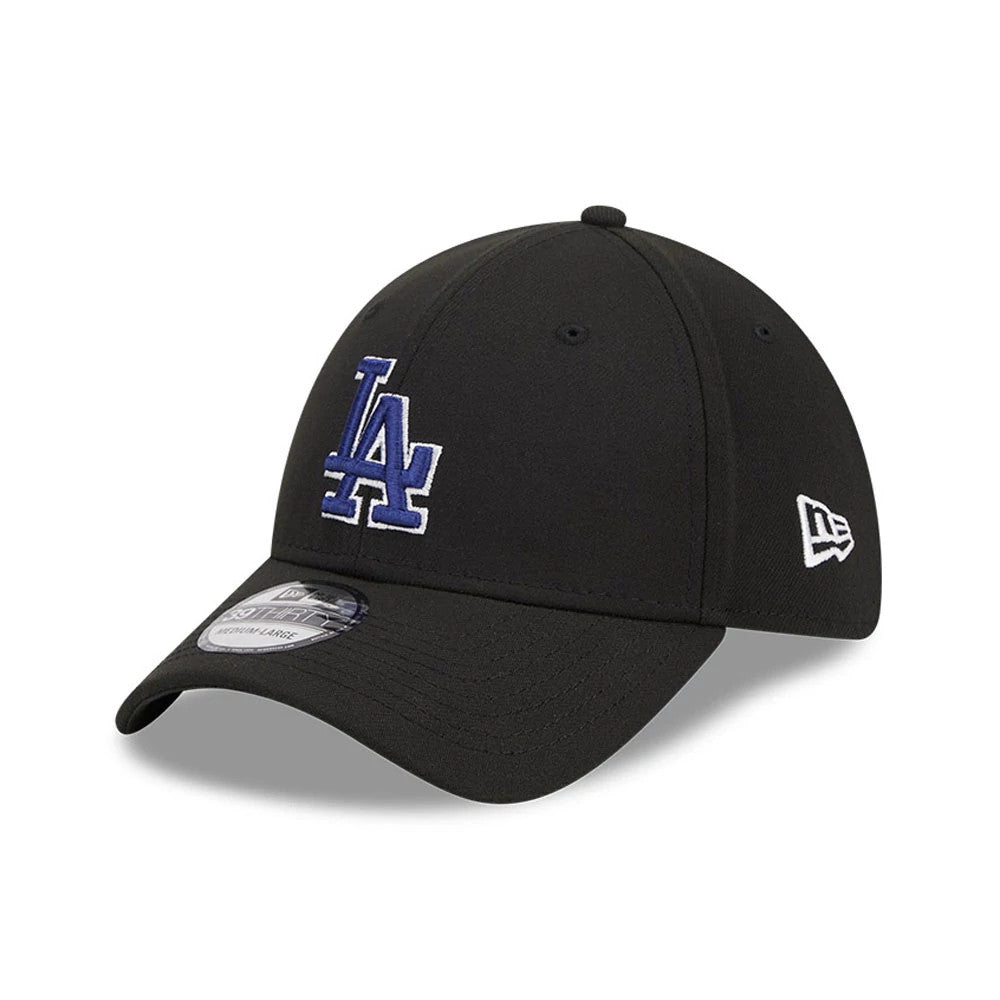 LA Dodgers MLB Evergreen Black New Era 39THIRTY Stretch Fit Cap, three-quarter view showing the blue and white embroidered LA logo on the front panel, a New Era flag logo on the left side, and a 39THIRTY size sticker on the curved visor.