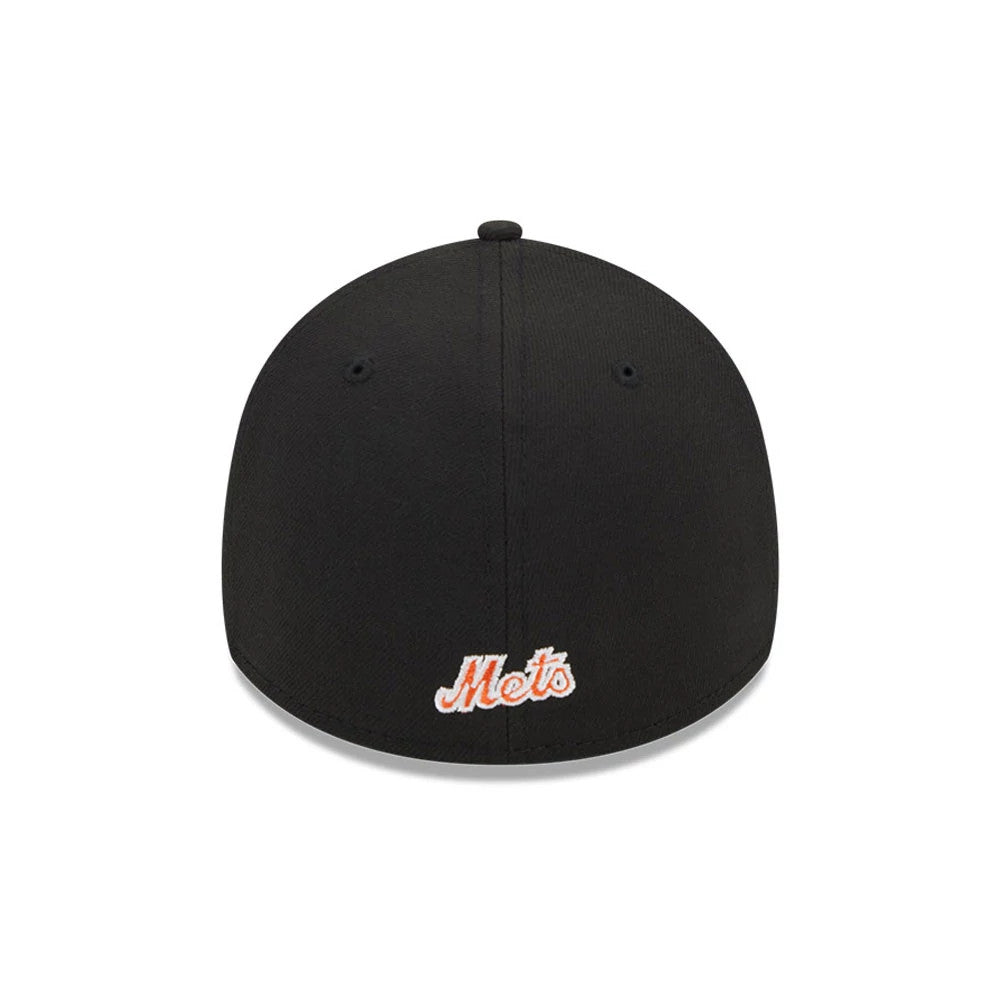 New York Mets MLB Evergreen Black New Era 39THIRTY Stretch Fit Cap, rear view showing white and orange Mets script logo embroidered at the centre of the black crown above the bottom edge.