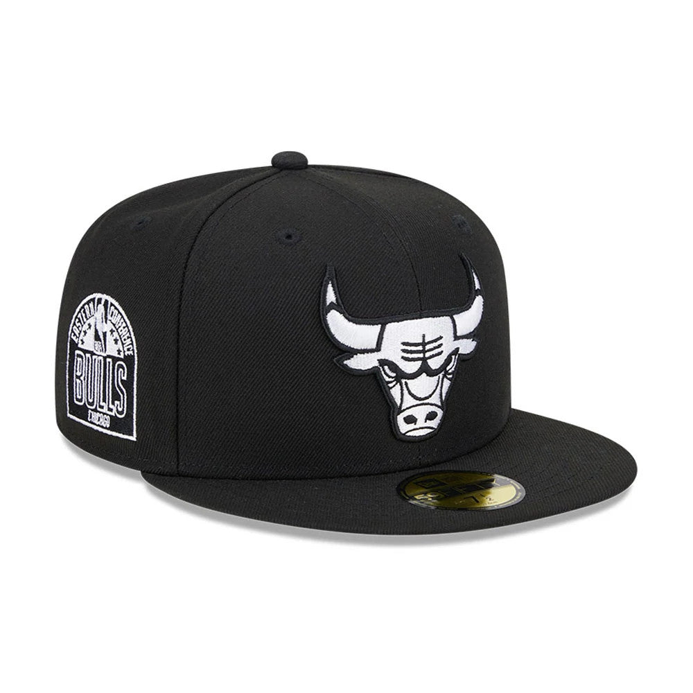 Chicago Bulls NBA Evergreen Black New Era 59FIFTY Fitted Cap, front view showing the white and black embroidered Bull logo on the front panel, with a structured black crown, and a gold 59FIFTY size sticker on the flat black visor.