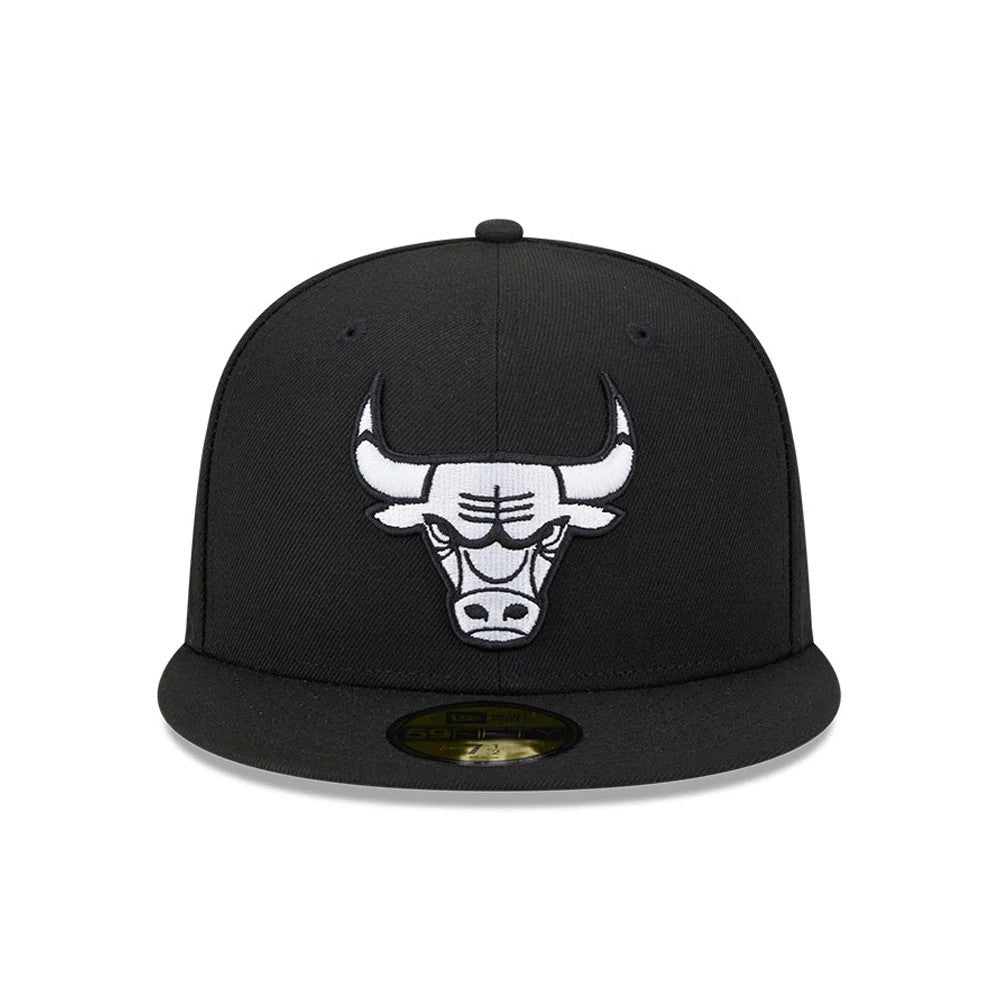 Chicago Bulls NBA Evergreen Black New Era 59FIFTY Fitted Cap, front view with raised white embroidered bull logo on the structured black crown, featuring a curved black visor and gold 59FIFTY size sticker.