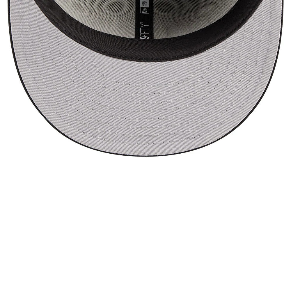Boston Red Sox MLB Evergreen Black New Era 59FIFTY Fitted Cap, inside view showing the black taping with white inscriptions, white sweatband for a clean finish, and a detail of the frontal black undervisor.