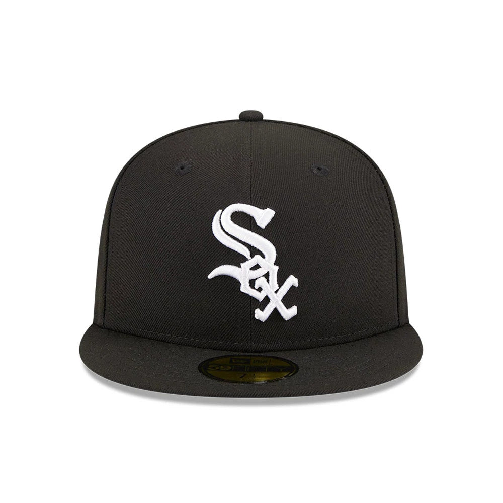 Chicago White Sox MLB Evergreen Black New Era 59FIFTY Fitted Cap, front view with a white raised embroidered Sox logo on the structured black crown and a gold 59FIFTY size sticker on the flat black visor.